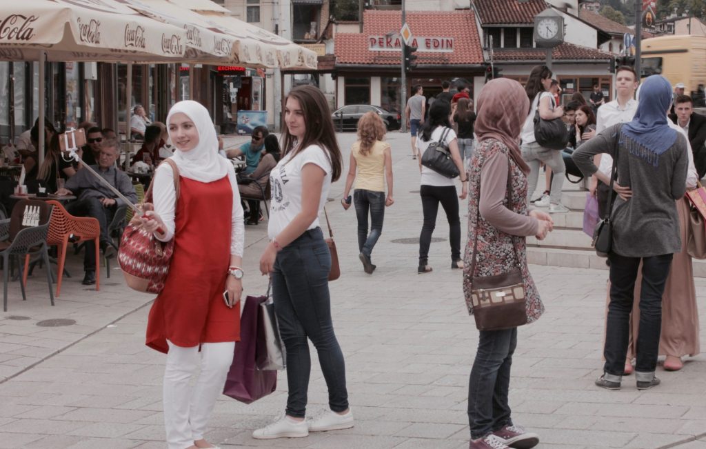 Chicas haciendo una autofoto en la plaza Baščarsija